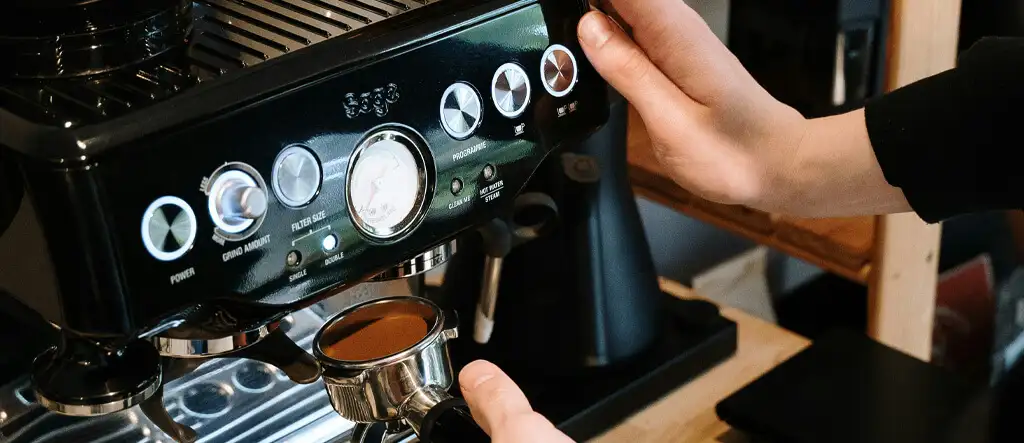 Fully-automatic espresso machine brewing coffee with milk frother and touch screen display