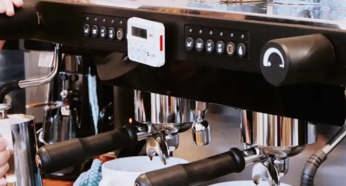 ☕ How to Use an Espresso Machine (Beginner’s Guide) 2 Barista pulling a shot of espresso showing how to use an espresso machine
