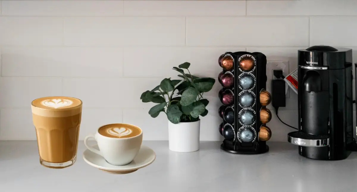 Latte vs Flat White: What’s the Difference?☕ 2 Flat white and latte side by side on a wooden surface, showcasing the difference in size and milk texture.