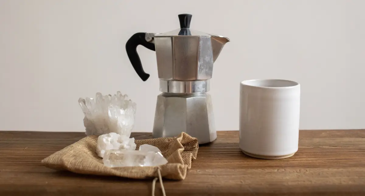 How to Use a Moka Pot (Beginner-Friendly Guide)☕ 2 How to use a moka pot - Moka pot and fresh coffee served in a cup on a wooden table