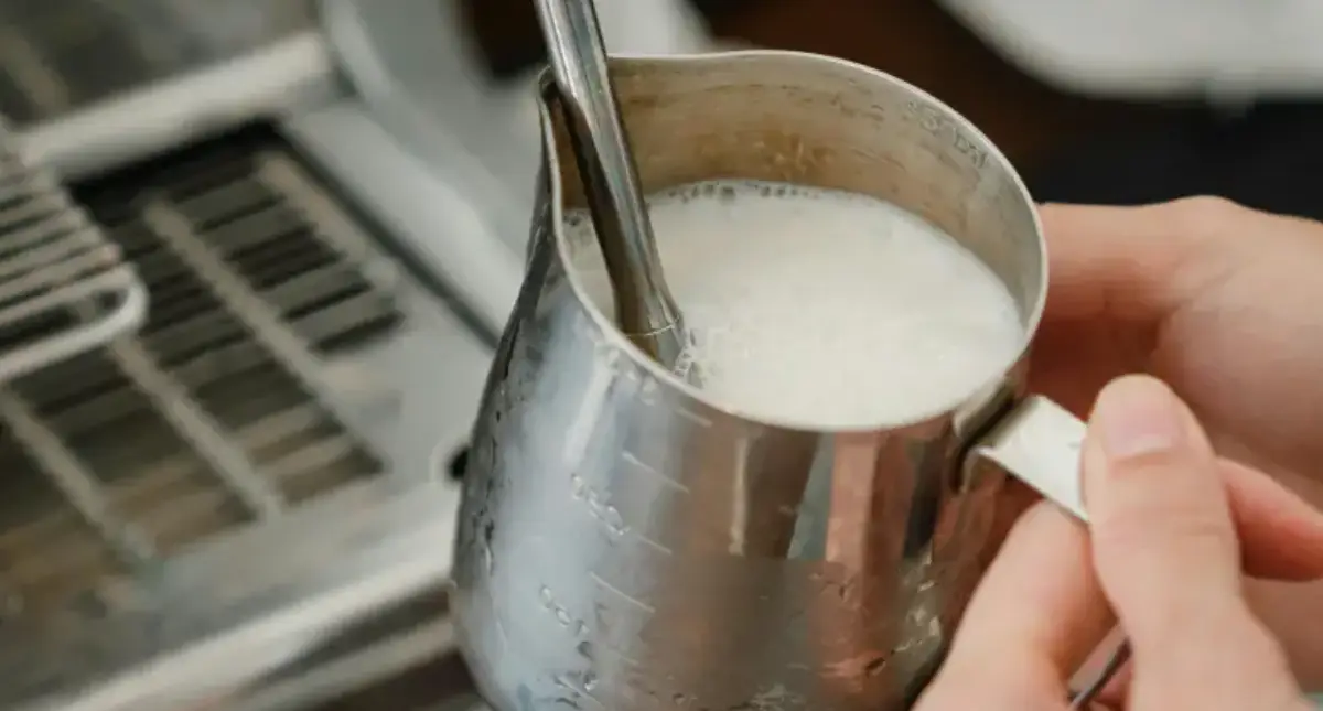 Milk Frothing Basics for Lattes & Cappuccinos š„ 2 Milk Frothing Basics as demonstrated by a barista using a steam wand