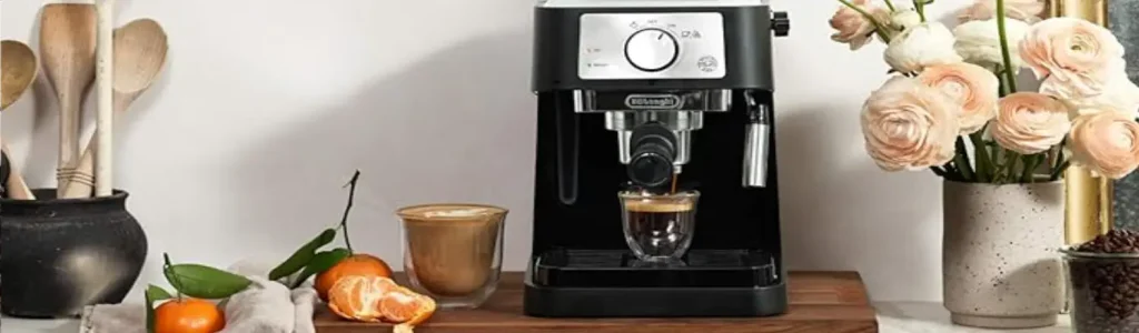 ✨De’Longhi Stilosa Review: Affordable, Compact Espresso Machine for Beginners 139 De’Longhi Stilosa espresso machine on a kitchen bench with coffee cups.