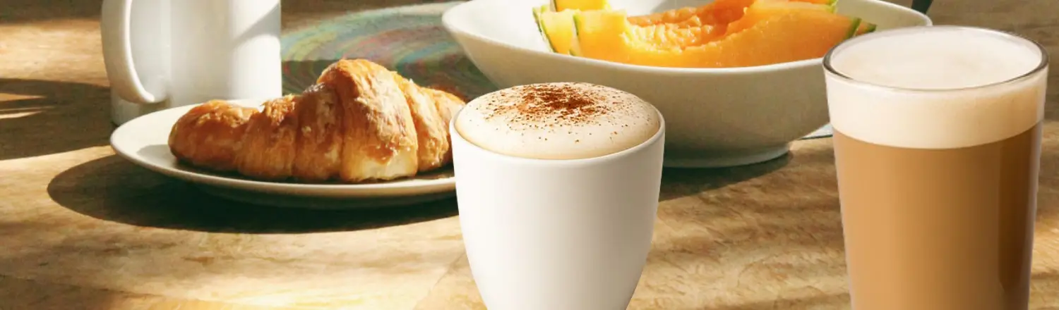 Latte vs Mocha: What’s the Difference (Taste, Chocolate & Milk) 2 Side-by-side comparison of a latte and a mocha in glass cups, showing the smooth milk foam of the latte and the chocolate topping of the mocha.