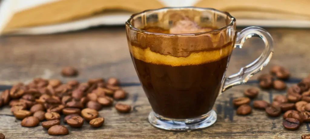 Cafecito vs Espresso – What’s the Real Difference? ☕🇨🇺🇮🇹 18 Close up of a freshly brewed espresso shot showing rich crema in a coffee cup