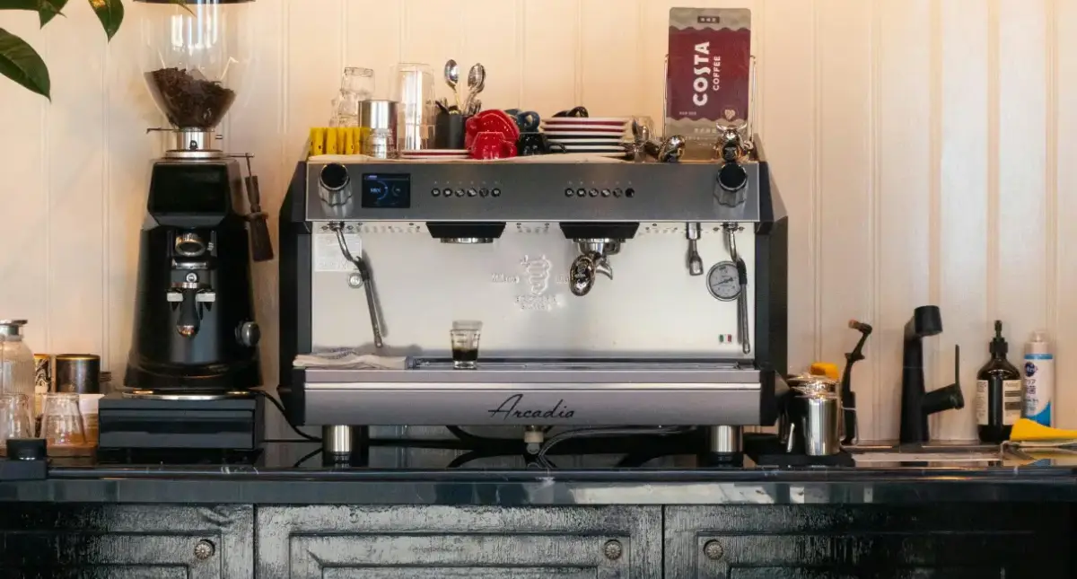 Best Coffee Equipment (2026): The Ultimate Home Barista Buying Guide 2 Stylish home coffee station with the best coffee equipment like espresso machine, grinder, and coffee tools set up for brewing fresh coffee at home.